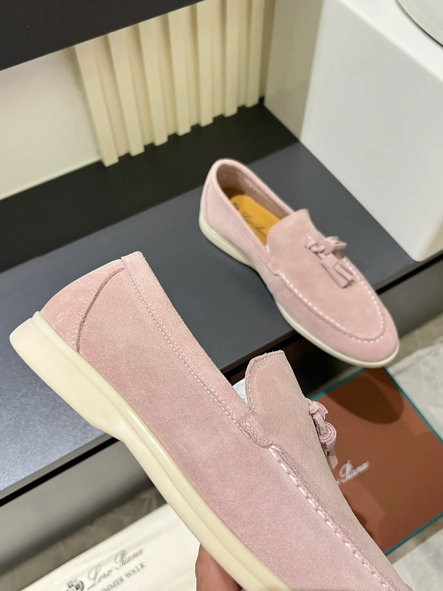 Men's shoes 💰p360 "Loro men's shoes 💰pian'*" Classic L men's shoes for couples 💰p Top version British flat loafers, a must-have item in old money style, the minimalist design is eye-catching and durable, a plus point for dressing The soft foot feel and texture are outstanding. They don’t scratch your feet and are very nice. They are matched with soft and waxy soles. They can be worn daily for a long time without getting tired. They are easy to wear, versatile and classic items, with perfect foot feel and texture! Imported cashmere fabric, the lining is made of imported A-grade water-dyed cow lining, the top version of the genuine leather midsole is sewn with pure handmade mark thread! Size: Female 35-40 (34. Customized) Male 38-44 (45.46. Customized)